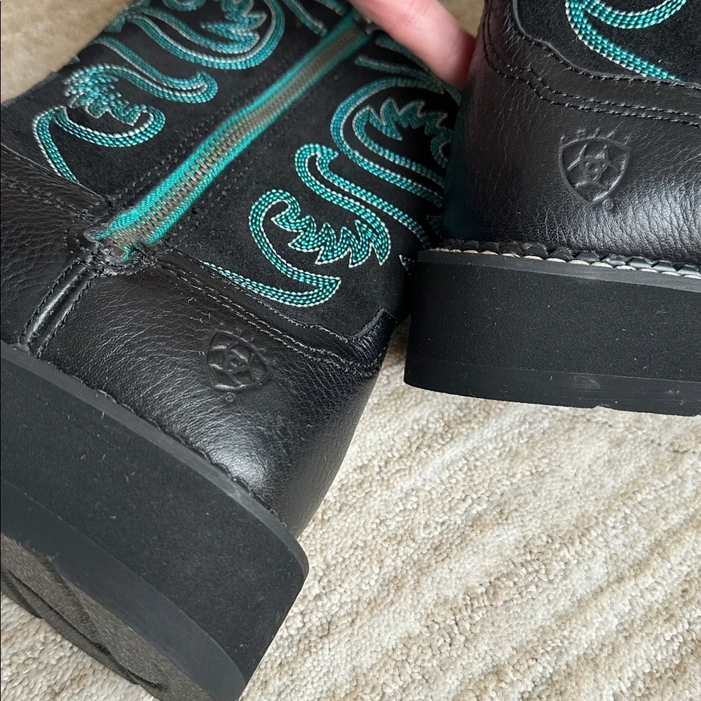 NWT Ariat Fatbaby Zip Western Boots Black w Blue Stitching Style 10008741 Size 6